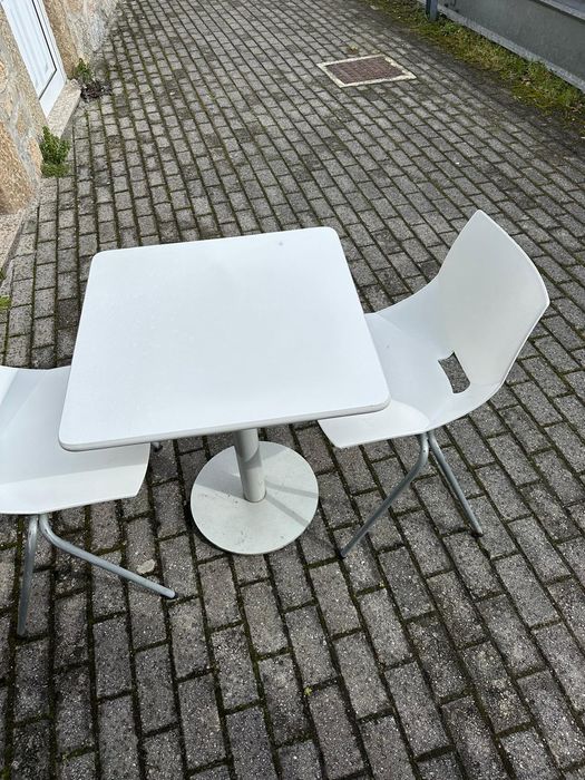 Tables and Chairs64309657280385123