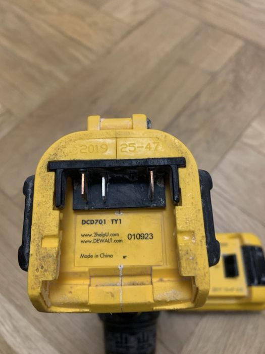 Шуруповерт Dewalt DCD 701 + DCB 127.