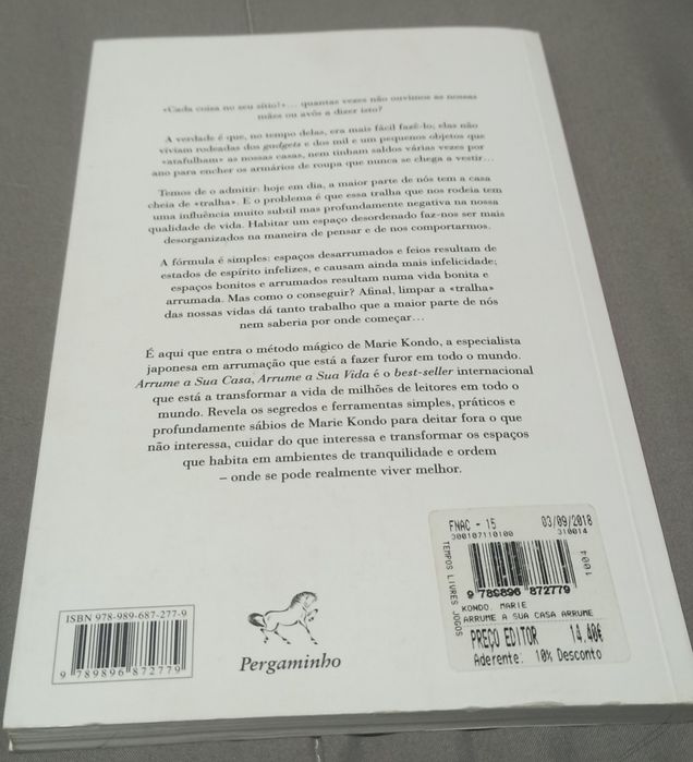 Livro "Arrume a sua casa arrume a sua vida" está em ótimo estado