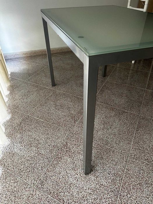 Mesa de cozinha em vidro