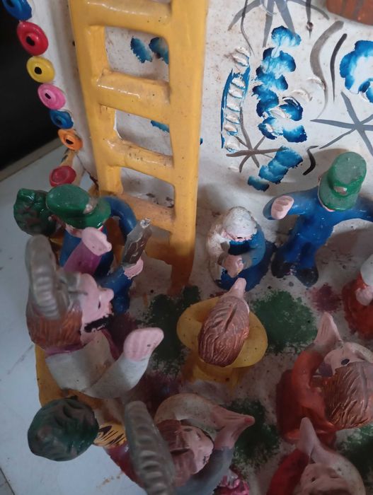 Altar com formato de alminhas para adoração de Cristo na Cruz