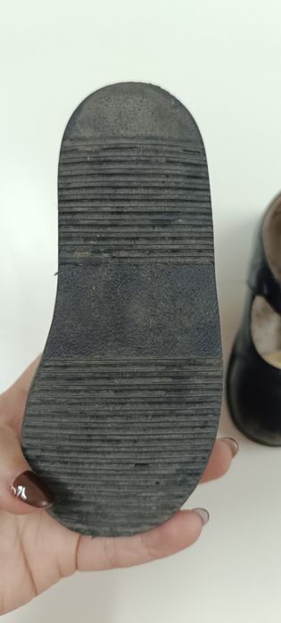 Sapatos de criança em pele, com marcas de uso. Tamanho 19/20.