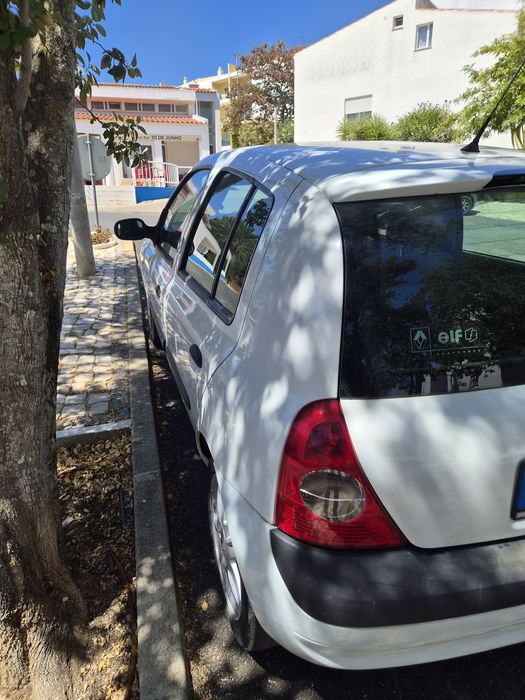 Renault clio na cor branca com jantes original
