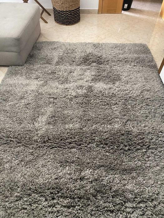 Tapete Cinza de pelo medio confortavel de tamanho 1,75 x 2.00.