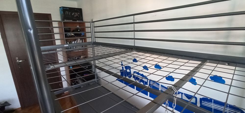 Rama łózka Svarta i blat biurka