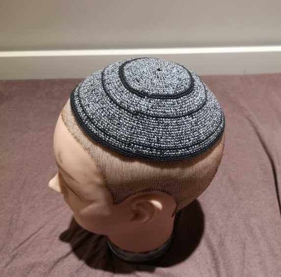 Judaiki- Kipa-jarmułka, żydowskie, religijne nakrycie głowy.