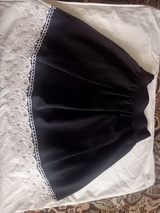 Юбка чёрная на резинке для девочки с белым кружевом