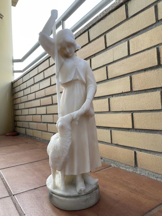 Estátua Antiga em Mármore – Menina com Cordeiro • +150 anos • Assinada