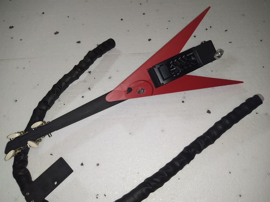 Nowe kompozytowe skrzypce elektryczne Makowski Flying-V-iolin