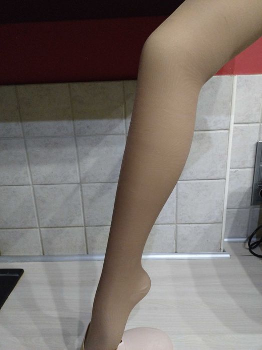 Rajstopy półkryjące w kolorze szaro -beżowym .