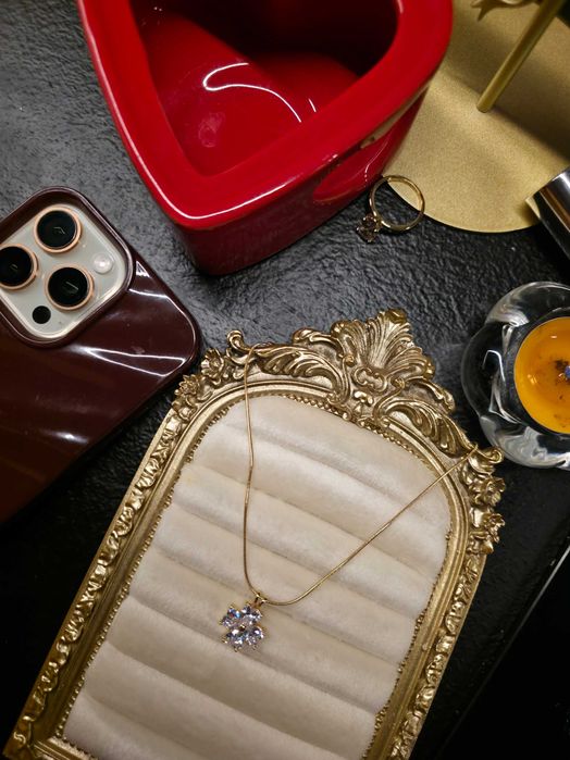 Elegant Snowflake Crystal Necklace  | 18K Gold Plated | Anti-Tarnish & Hypoallergenic