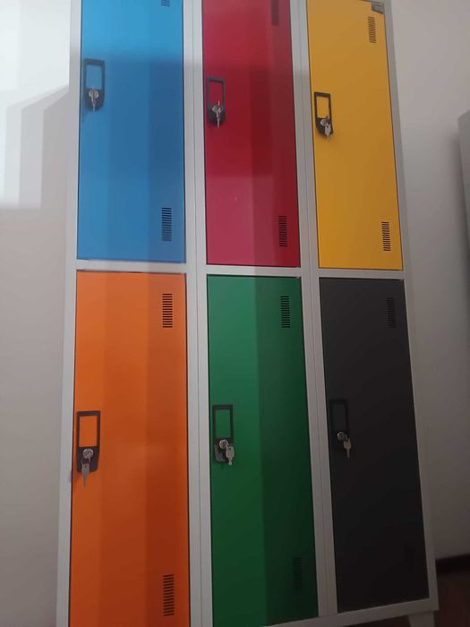 "Soluções de Vestiário para Escolas: Cacifos de Metal à Prova de Tudo"  - Coloridos e divertidos!