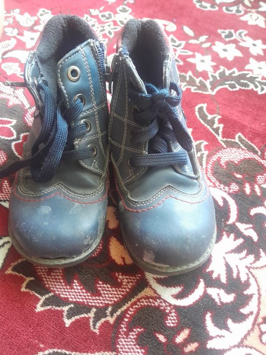 Взуття для села хлопець