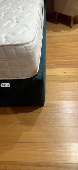 Cama de casal estofada verde  com cabeceira XL