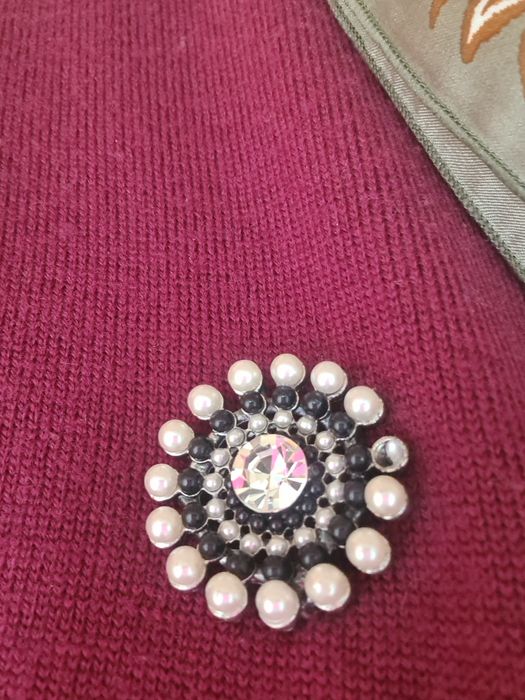 Alfinete / pregadeira em pérolas e prateado