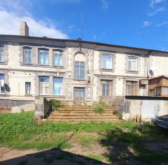 Продам 5-кімнатну квартиру 236.1 м² (2 квартири: 2к + 3к), 1 поверх, підвал