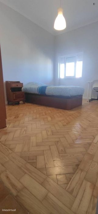 Quarto - localizado em Almada Lisbon