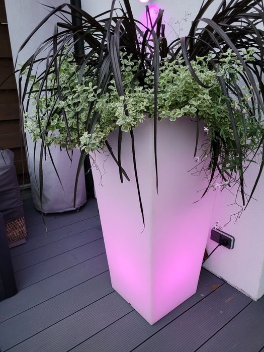 Wysoka biała donica led 110x50