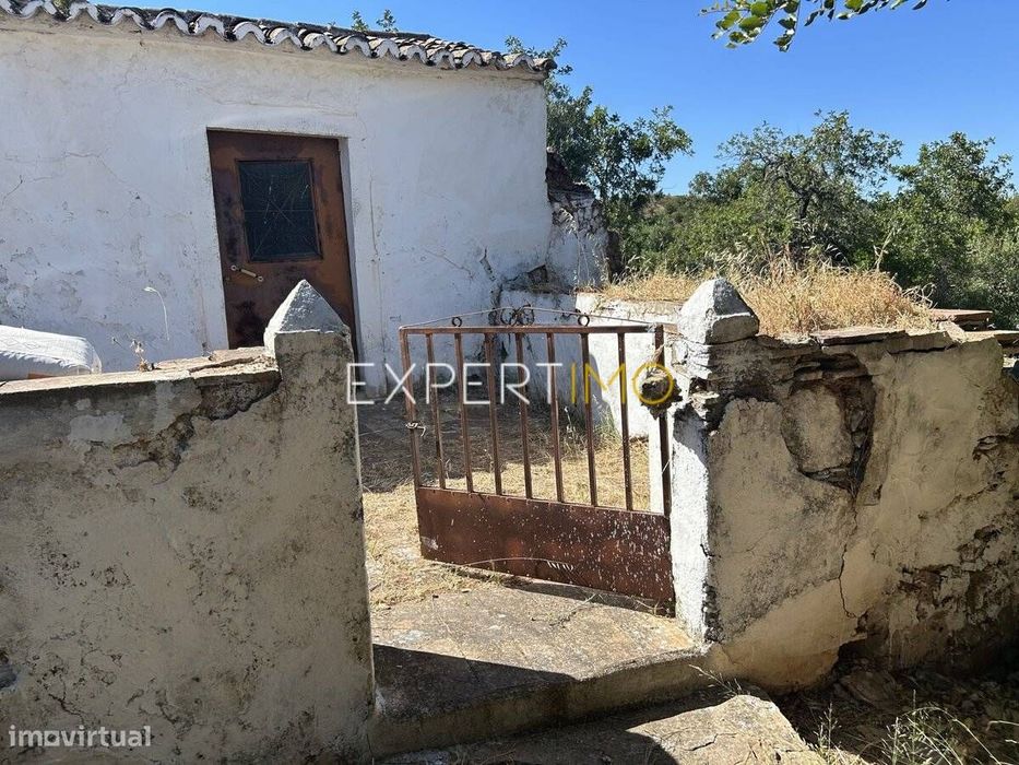 Moradia térrea com terreno para reabilitar em Santa Catarina,...