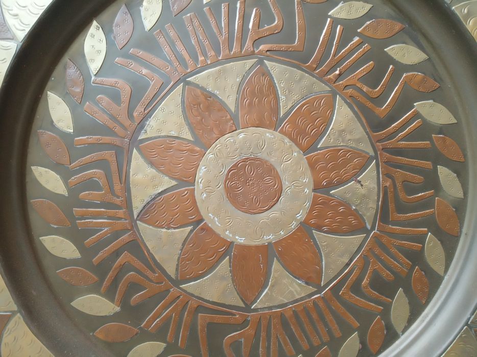 Two decorative metal plates442829029685995524