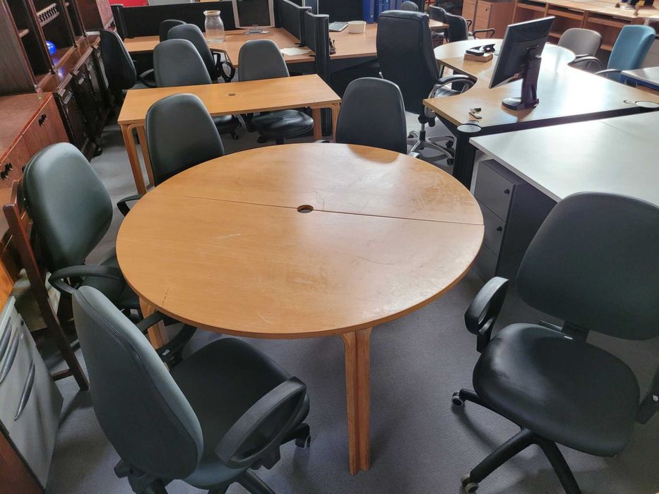 Mesa de reunião em madeira - Bom estado geral, apenas umas