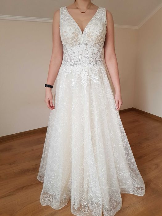 SUKNIA ŚLUBNA z kolekcji 2021