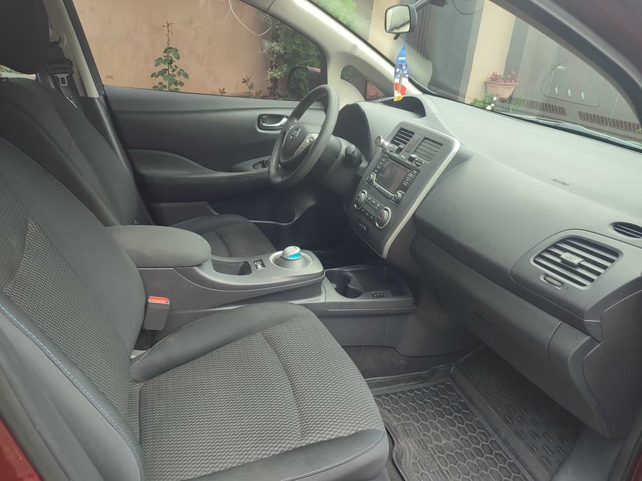 Автомобіль Nissan leaf