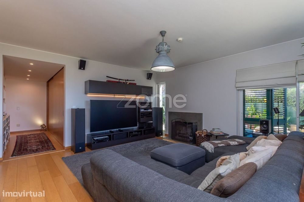 Moradia T5+2 com jardim, garagem e fabulosa vista de mar na Parede.