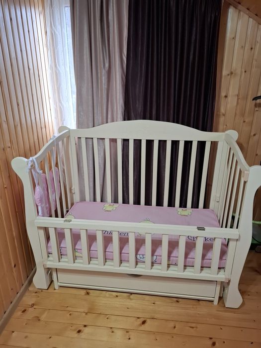 Ліжечко для дівчинки та хлопчика з матрацом