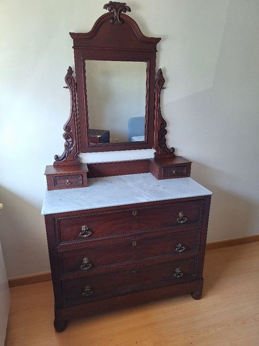 Cómoda antiga com espelho