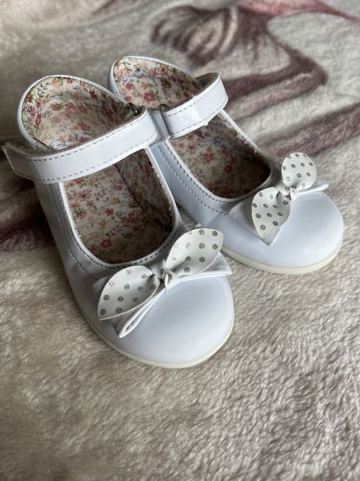 Білі лаковані туфлі на дівчинку 23 розмір / 14,5 см