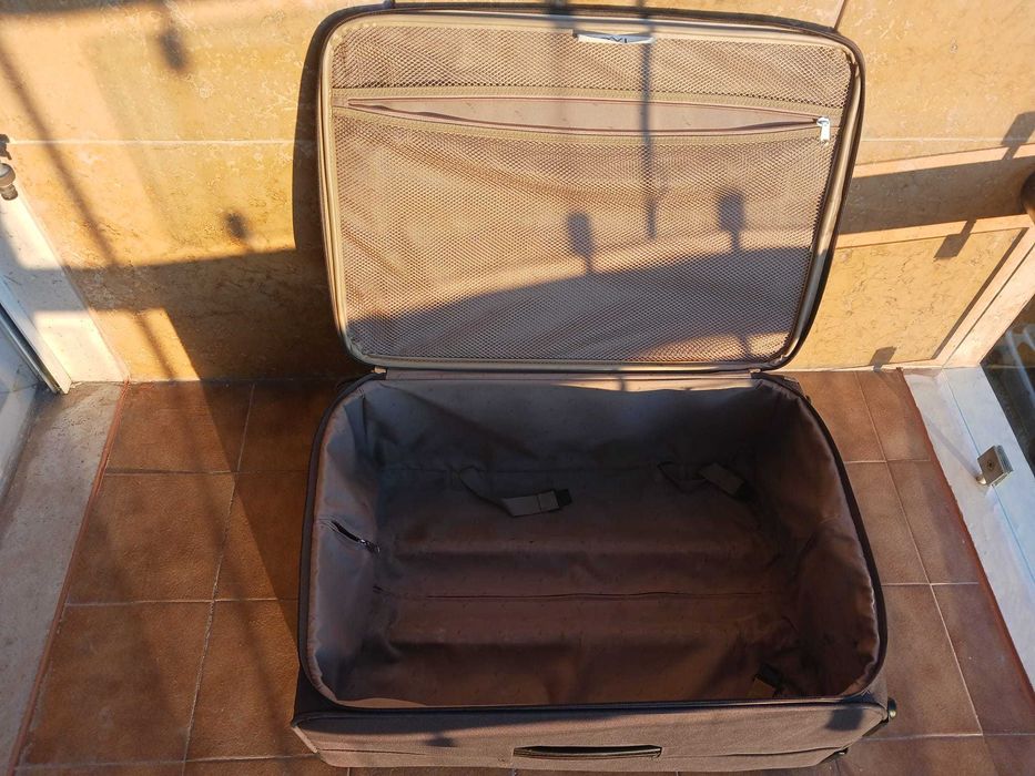 Mala de viagem castanha robusta e boa