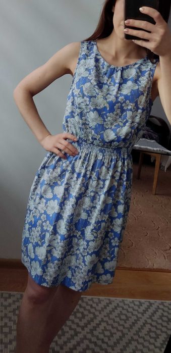 Sukienka krótka w kwiaty wzorzysta niebiesko-kremowa na szelkach