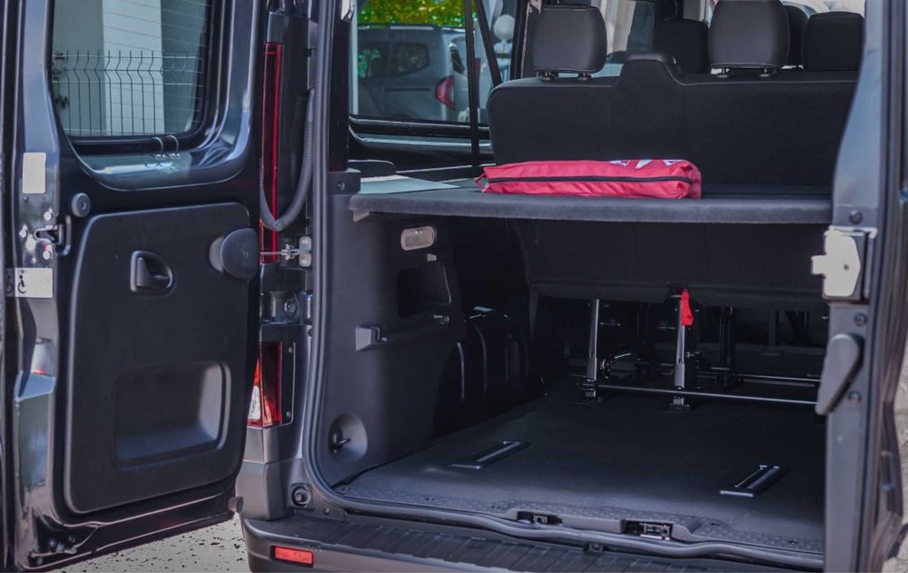 Renault Trafic – wynajem busa 9-osobowego