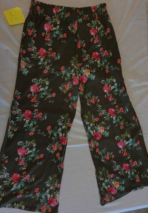 Calcas fluidas Stradivarius padrão floral (L)