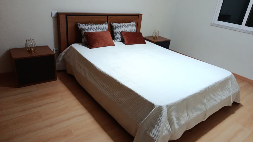 1 Cama de Casal + 1 estrado +  2 mesinhas de cabeceira