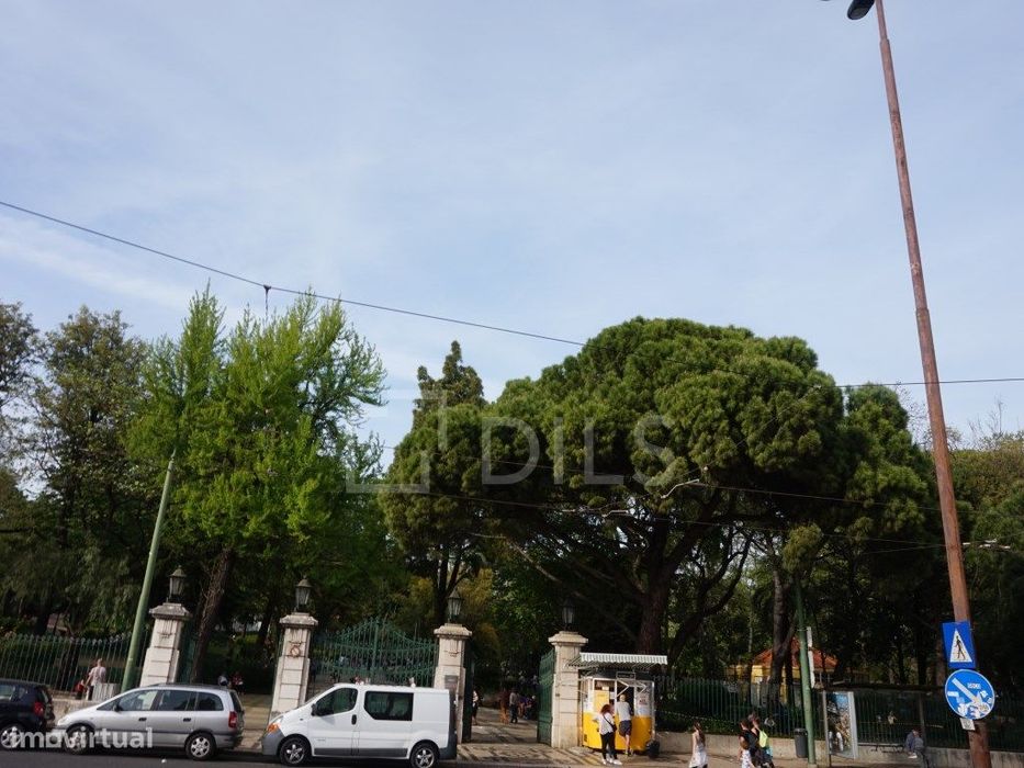 Apartamento T1 com estacionamento em condomínio com piscina e jardim