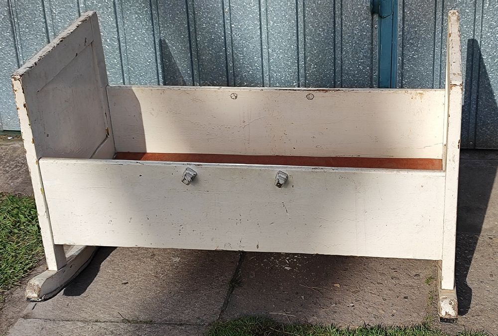 Stara drewniana kołyska ludowa