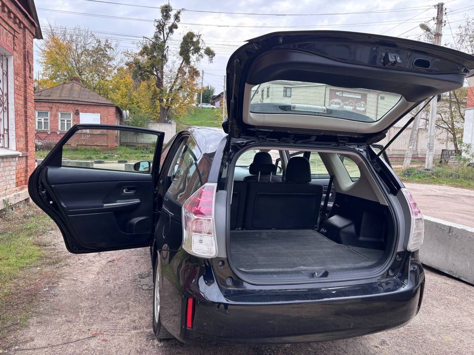 Toyota prius v 2015 1.8