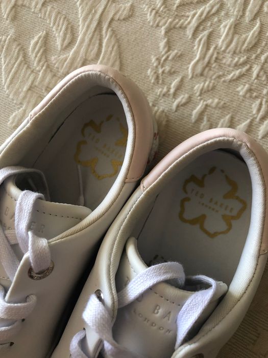 Sapatilhas brancas Ted Baker, NOVAS, nunca usadas. Tamanho 37
