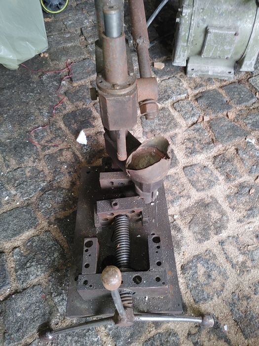 Stara prasa ręczna, imadło, wtryskarka