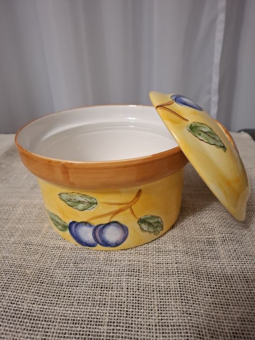 Ceramiczne naczynie z pokrywą