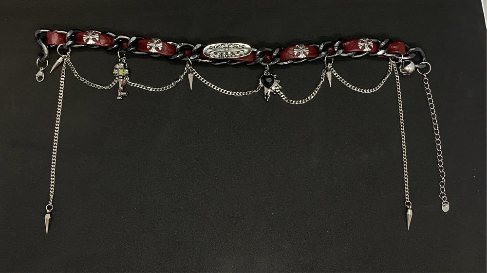 Чокер с цепями и украшениями