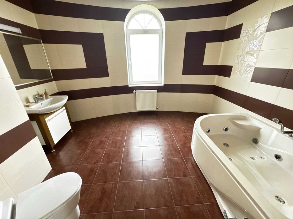 Продам новий будинок з ремонтом 245м2/10соток в Крихівцях.