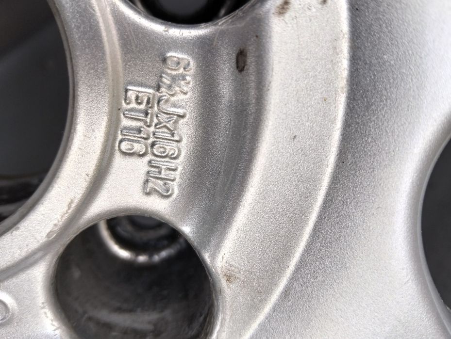 Felgi aluminiowe z oponami zimowymi Audi