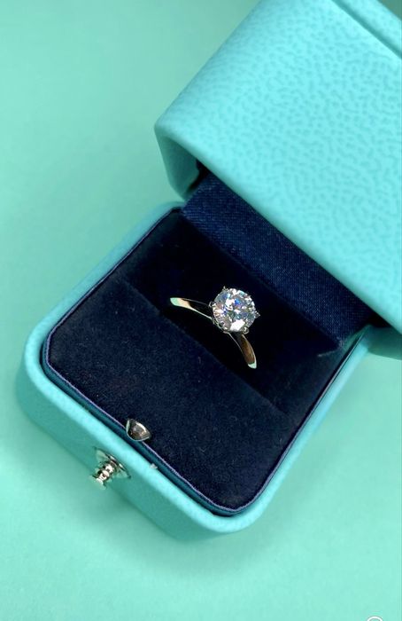 Каблучка в білому золоті з діамантом в стилі Tiffany Setting