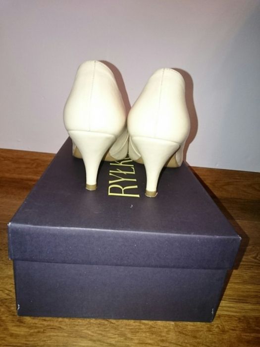 Buty/szpilki/pantofle kremowe Ryłko, roz. 36,5