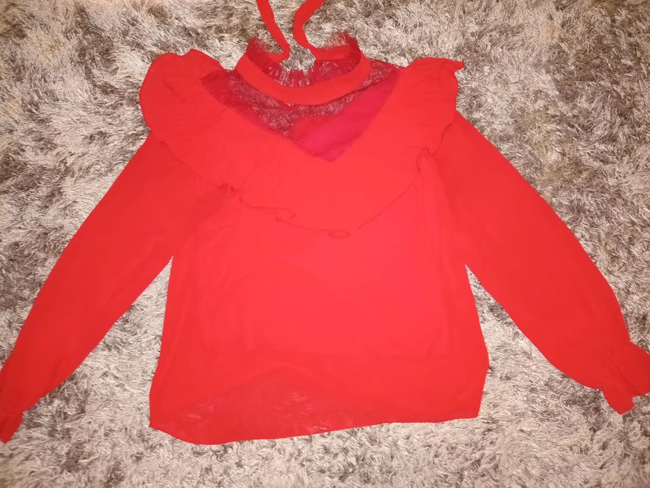 Camisa vermelha com folhos