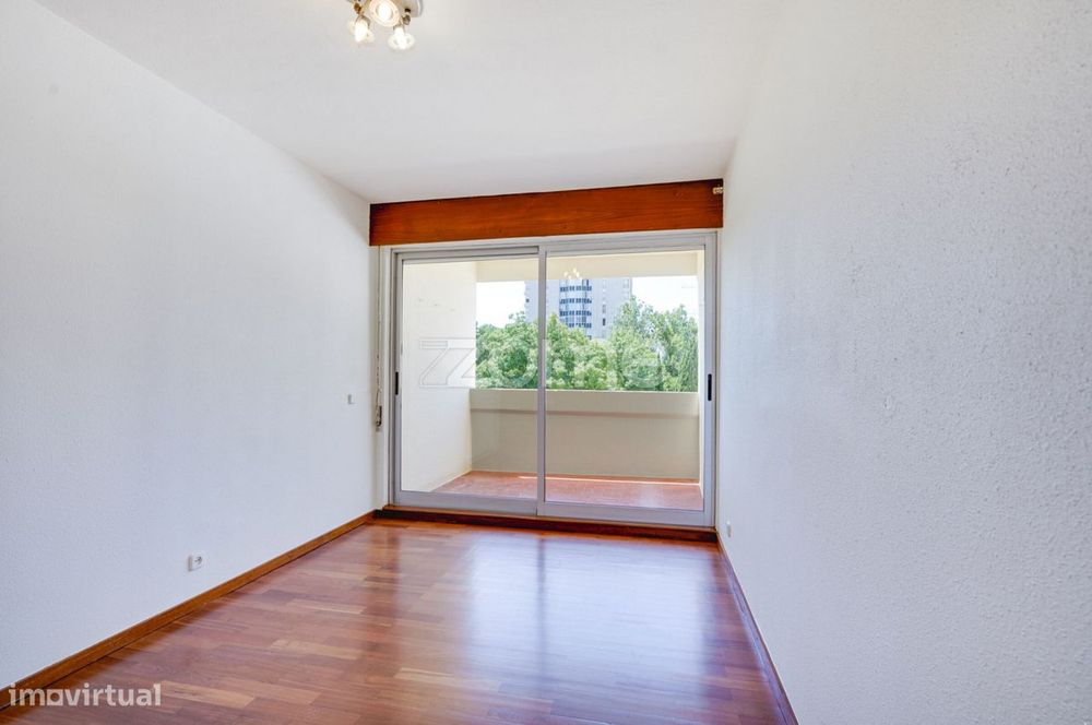 Apartamento T2 com Garagem para Arrendamento - Metro do Campo Grande