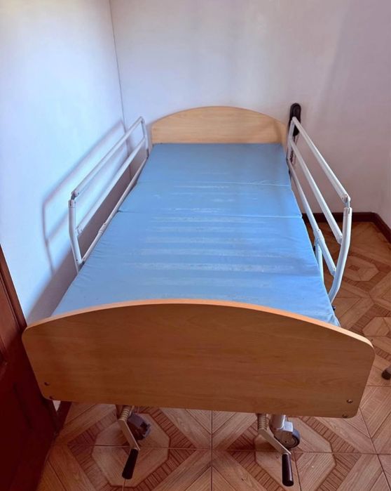 Cama articulada manual  hospitalar  + colchao.